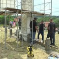 Članovi SNS uređuju prostor oko spomenika „19. oktobar“ u Ilićevu
