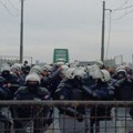 FOTO, VIDEO Građani kod Starog savskog mosta: Kordoni policije i akcija "Oslobađanje mosta"