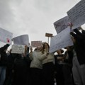 „Prvo da sahranimo decu, pa ćemo spaliti grad ako hoćete“: Sveštenik smirivao besne demonstrante u Kočanima VIDEO