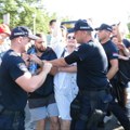 Policija privela muškarca na blokadi na Vidikovcu, građani pokušali da ga spasu: Pogledajte snimke sa lica mesta VIDEO