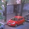 Objavljen video-snimak ubistva bivšeg predsednika skupštine! Napadač se prerušio u dostavljača i pobegao (video)