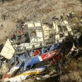 Najmanje 37 poginulih nakon što je autobus pao u provaliju