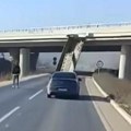 Neverovatan prizor na auto-putu u Bosni: Svi živi se pitaju kako mu je ovo uspelo, snimak incidenta na putu je jeziv (video)