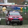 Potraga za muškarcem i ženom koji su vozilom sleteli u jezero kod Čačka: Prve slike sa mesta nesreće (foto)