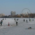 Jezero Balaton u Mađarskoj pretvoreno u klizalište: Zaledilo se prvi put u poslednjih devet godina