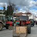 Vozač kombija pokušao da probije blokadu: Povređen poljoprivrednik, prebačen u UKC Kragujevac