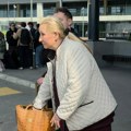 (Video) Vesna Zmijanac jedva hoda: Pevačicu pridržavaju na aerodromu, ona se šokirala zbog molbe prolaznice i počela da se…