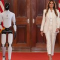 Neverovatna scena u Beloj kući Melanija Tramp došla u pratnji robota poliglote koji će zameniti ljude?! Upoznajte AI zvezdu i…