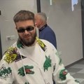 Pojavio se na aerodromu u čarapama i papučama i najavio Sava centar: Pogledajte šok izdanje srpskog repera (video)