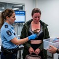 Žena sakrila živog udava u grudnjak, pa krenula na avion: Obezbeđenje na aerodromu u Amsterdamu zanemelo kad su je pregledali…