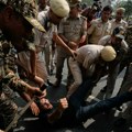 (Foto, video) Centar prestonice blokiran, hiljade policajaca na ulici: Protesti protiv šefa izborne komisije u Nju Delhiju…