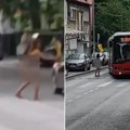 "Šta se dešava sa ljudima": Devojka šeta Gola po Karaburmi, udarala automobile i autobuse, prolaznici u šoku (video)