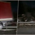 Jeziva nesreća na autoputu Miloš Veliki! Objavljen snimak sa lica mesta: Smrskano vozilo završilo pored puta (video)