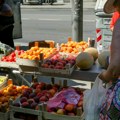 Farisova borba! Osnovac napravio tezgu na ulici i prodaje domaće proizvode da bi pomogao roditeljima