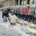 UŽIVO VIDEO: Građani jajima i farbom zasuli policiju, naprednjaci biraju novog gradonačelnika