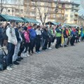 Velika grupa studenata iz Vlasotinca krenuli za Leskovac u 12.30 časova