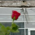 Urinirao po cveću i svećama za nastradale kod Železničke stanice: Zborovi Novog Sada traže hitnu identifikaciju