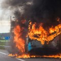 Izbegnuta tragedija: Zapalio se autobus pun đaka; Deca uspela da se izvuku iz vozila