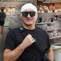 Miki Mećava sa ženom proveo nekoliko sati u šopingu! Od supružnikase pas nije odvojio, a najviše su se zadržali u delu za…