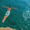 Skakao sa litice visoke 17 metara: Nemački turista povređen pri skoku u more u Hrvatskoj