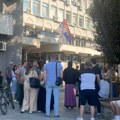 Protest građana ispred zgrade pravosudnih organa