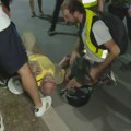 (VIDEO) Stariji muškarac kojeg je žandarm gurnuo pokazao povrede: Slomljen mu lakat, rebra "škljocaju" kad govori i diše