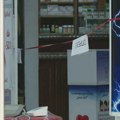 Deo Apoteke Beograd u Knez Mihajlovoj zaposleni ogradili crvenim trakama, kažu da nadležni ne reaguju