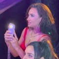Obrađivala srpske pesme, a večeras je na Cecinom koncertu: Rumunska zvezda uživa u spektaklu, očarana Cecom