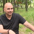 (Video) "Mogu da spavam i na klupi ako imam nekoga ko me voli" Naš pevač je kao mlad ostao bez oca, kosa mu je opadala zbog…