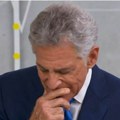 "Odlazim, bolujem od Alchajmera" Čuveni voditelj uživo u programu saopštio da se povlači zbog dijagnoze: Ovo je bio prvi…