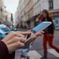 Kazna od 50 evra za pešake koji koriste telefon: Ova evropska zemlja uvodi stroga pravila