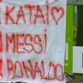 Navijač Zvezde transparentom oduševio jednog fudbalera, ni Mesi, ni Ronaldo: "Katai je broj jedan"