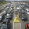 POČEO UDARNI TALAS PUTOVANJA: Na graničnom prelazu Gradina automobili čekaju 45 minuta