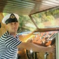 Nije šojić, ali je kapetan "bele lađe" u ovoj srpskoj oazi! Turisti poludeli za brodićem i destinacijom, a cene smešne!