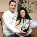 Prvorođenoj bebi na Kosmetu u 2024. uručen sat koji joj je poklonio Vučić