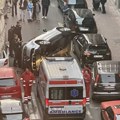 Nesreća u centru Beograda: Automobil se prevrnuo na stranu, vatrogasci seku vozilo: Na licu mesta i Hitna pomoć (foto)
