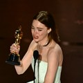Ema Stoun doživela peh na bini dodele Oskara: „Ne gledajte mi zadnji deo haljine“