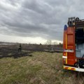 Požar u Veterniku: Vatra planula na otvorenom prostoru, na lice mesta izašla dva vatragosna vozila