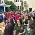 Матуранти у Чачку прослављају крај средње школе: "Ове 4 године су нешто најлепше у мом животу"