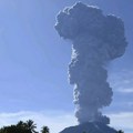 Eruptirao vulkan Ibu u Indoneziji (video)