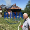 Ženi izgorela ruka i deo kose, tragedija izbegnuta za dlaku: Izbio požar na kući u okolini Arandjelovca, povredjena jedna…