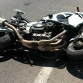 Motociklista teže povređen kada je oboren u Paunovoj ulici na Banjici