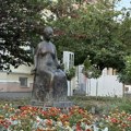 Скулптура „Преља“, која приказује тиху и вредну Банаћанку, 15 година краси градски трг