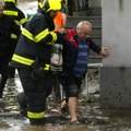 Bujica odnela vatrogasce! Stravičan snimak nabujale reke koja nosi sve pred sobom! (video)