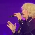 Lepa Brena se slomila potpuno na koncertu! Pevačica grca u suzama, hitno prekinula nastup! (video)