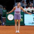 A, gde je reket: Sabalenka je mogla samo da se nasmeje samoj sebi
