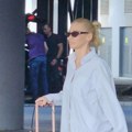 Nataša Bekvalac cela u belom, a dole papuče: Pevačica na aerodromu u Beogradu sama vuče kofer, svi se okretali za njom…