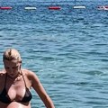 Pevačica se u 38. godini skinula u poodmakloj trudnoći: Pokazala sve u crnom bikiniju, samo što se ne porodi