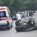 Sleteo sa kolovoza i prevrnuo se na krov, automboil potpuno uništen: Teško povređen vozač kod Kraljeva