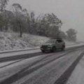Sneg zavejao australijance, odsečeni od sveta! Vozila zarobljena, saobraćaj obustavljen: Desetine hiljada domova u mraku…